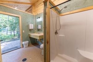 une salle de bain avec douche, lavabo et toilettes dans l'établissement Cabin O' Pines - A Family Friendly Resort, à Orr 37 autres photos