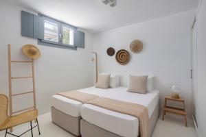 Posteľ alebo postele v izbe v ubytovaní Villa Ellie, private pool & seaview by Naxos Dunes