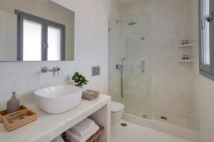 Kúpeľňa v ubytovaní Villa Ellie, private pool & seaview by Naxos Dunes + 19 fotografií