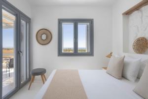 Posteľ alebo postele v izbe v ubytovaní Villa Ellie, private pool & seaview by Naxos Dunes