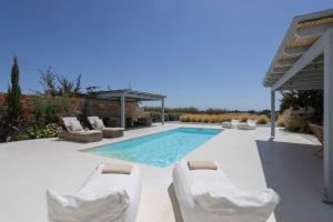 Bazén v ubytovaní Villa Ellie, private pool & seaview by Naxos Dunes alebo v jeho blízkosti