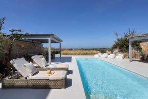 Bazén v ubytovaní Villa Ellie, private pool & seaview by Naxos Dunes alebo v jeho blízkosti