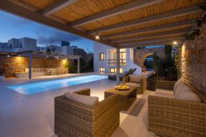 Bazén v ubytovaní Villa Ellie, private pool & seaview by Naxos Dunes alebo v jeho blízkosti