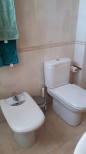 un bagno bianco con un water e un lavandino di BRISA de MAR a Moncófar Altre 2 foto