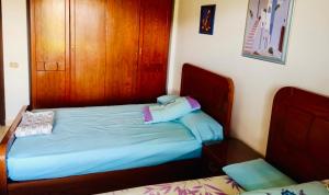 Ένα ή περισσότερα κρεβάτια σε δωμάτιο στο Valencia Resort North Coast قرية فالنسيا الساحل الشمالي