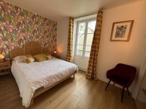 a bedroom with a bed and a large window at Appartement Terrasse Barbizon in Barbizon
