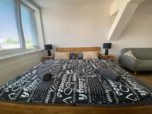 Postel nebo postele na pokoji v ubytování Černý Tulipán - apartmán 6