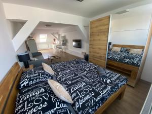 Postel nebo postele na pokoji v ubytování Černý Tulipán - apartmán 6