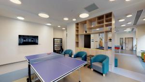 una sala conferenze con tavolo da ping pong e sedie di Canvas Capital House in Southampton a Southampton