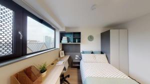 una piccola camera da letto con un letto e una finestra di Canvas Capital House in Southampton a Southampton