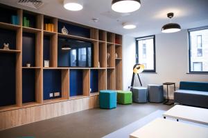 un soggiorno con divano e librerie di Canvas Capital House in Southampton a Southampton