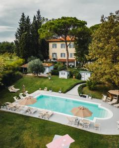 an overhead view of a large pool with umbrellas at Relais Villa Al Vento in Incisa in Valdarno