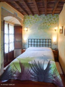 sypialnia z dużym łóżkiem w pokoju w obiekcie Hotel Rural Sucuevas w mieście Mestas de Con