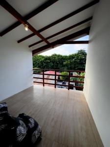 Kalamoana House的阳台或露台