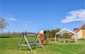 Ο χώρος παιχνιδιού για παιδιά στο Gorgeous Home In Rewal With Wifi