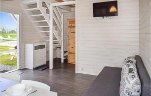 Μια τηλεόραση ή/και κέντρο ψυχαγωγίας στο Gorgeous Home In Rewal With Wifi