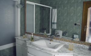 une salle de bain avec un lavabo et un miroir dans l'établissement Casa del Sol y la Luna Apartamento Atardecer, à Tíjola