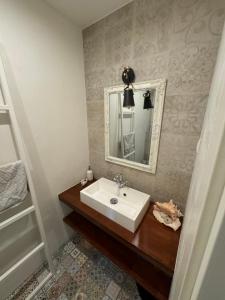 Ένα μπάνιο στο Terraced house in quiet neighborhood +2 φωτογραφίες