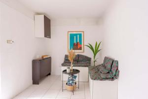 a living room with a chair and a table at Naos Casa Vacanze in Iglesias