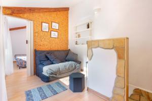 a living room with a couch and a mirror at Naos Casa Vacanze in Iglesias