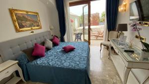 Postel nebo postele na pokoji v ubytování Capri Bougainville Luxury Boutique Hotel