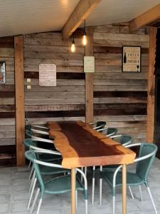 Una mesa y sillas de madera en una habitación. en Haus Luna, en Bütgenbach
