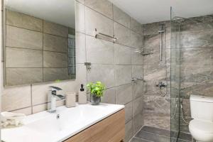 Bilik mandi di Villa Yialos by Villa Plus +26 gambar