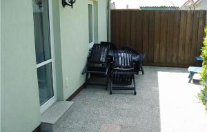 un groupe de chaises assises sur une terrasse dans l'établissement Awesome Apartment In Karlshagen, à Karlshagen