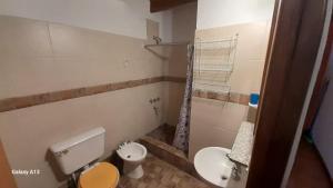 ein Badezimmer mit Toilette und Waschbecken in der Unterkunft Departamentos Momo in San Bernardo + 39 Fotos