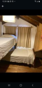 zwei Etagenbetten in einem Zimmer mit Fenster in der Unterkunft Departamentos Momo in San Bernardo