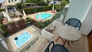 Bazén v ubytování Capri Bougainville Luxury Boutique Hotel nebo v jeho okolí