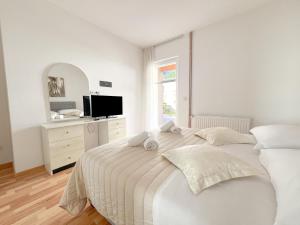 Afbeelding uit fotogalerij van House Basta - Free beach parking in Baška Voda