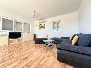 Afbeelding uit fotogalerij van House Basta - Free beach parking in Baška Voda