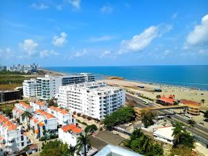- une vue aérienne sur la plage et les bâtiments dans l'établissement Exclusivo apartamento en Cielo Mar-playa las Americas, con maravillosas vistas del atardecer de Cartagena, à Carthagène des Indes