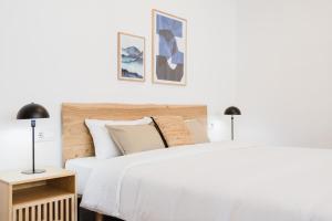 a bedroom with a white bed and two lamps at Valencia Apartments by Olala Homes in Valencia