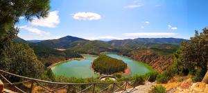 vistas al río desde un puente colgante en La Portilla de Cabezo, en Cabezo
