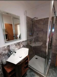 a bathroom with a sink and a shower at Ferienwohnung Apartment Alojamiento Casa Demy Frankfurt - Babenhausen Hessen Erdgeschoss in Babenhausen +17 photos