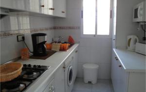 Kuchyňa alebo kuchynka v ubytovaní Amazing Apartment In Torrevieja