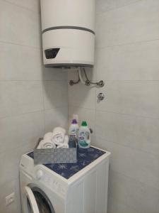 a laundry room with a washing machine and a microwave at Apartman Zlata in Pakoštane