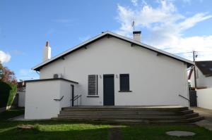 Biały kościół ze schodami przed nim w obiekcie VILLA LUXUEUSE w mieście Tarbes