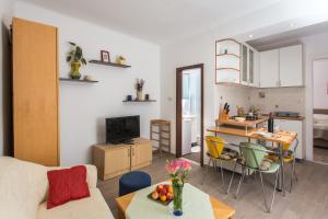 sala de estar con sofá y mesa en Apartment Family Tokic, en Dubrovnik