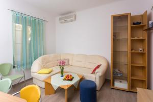 uma sala de estar com um sofá e uma mesa em Apartment Family Tokic em Dubrovnik