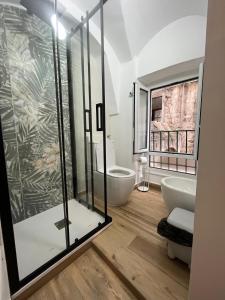 e bagno con doccia, vasca e servizi igienici. di La casa di Marge a Sanremo