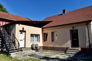 Una casa con una puerta negra y escaleras que conducen a ella. en Transilvania rent, en Hunedoara
