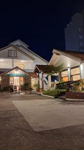 ein großes Haus mit einem Gebäude in der Nacht in der Unterkunft Departamentos Momo in San Bernardo