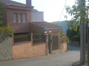 a house with a fence in front of a driveway at Casa Ghalia in Cenes de la Vega