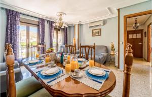 Posedenie v ubytovaní 3 Bedroom Cozy Apartment In Pegalajar