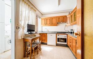 Kuchyňa alebo kuchynka v ubytovaní 3 Bedroom Cozy Apartment In Pegalajar + 14 fotografií