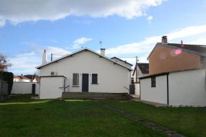 Biały dom z trawnikiem w obiekcie VILLA LUXUEUSE w mieście Tarbes