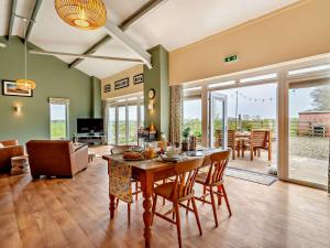 TV a/nebo společenská místnost v ubytování 1 Bed in Scorton 94696